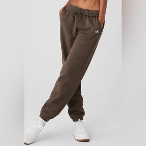 ALO Yoga Accolade Sweatpant in Olive Tree